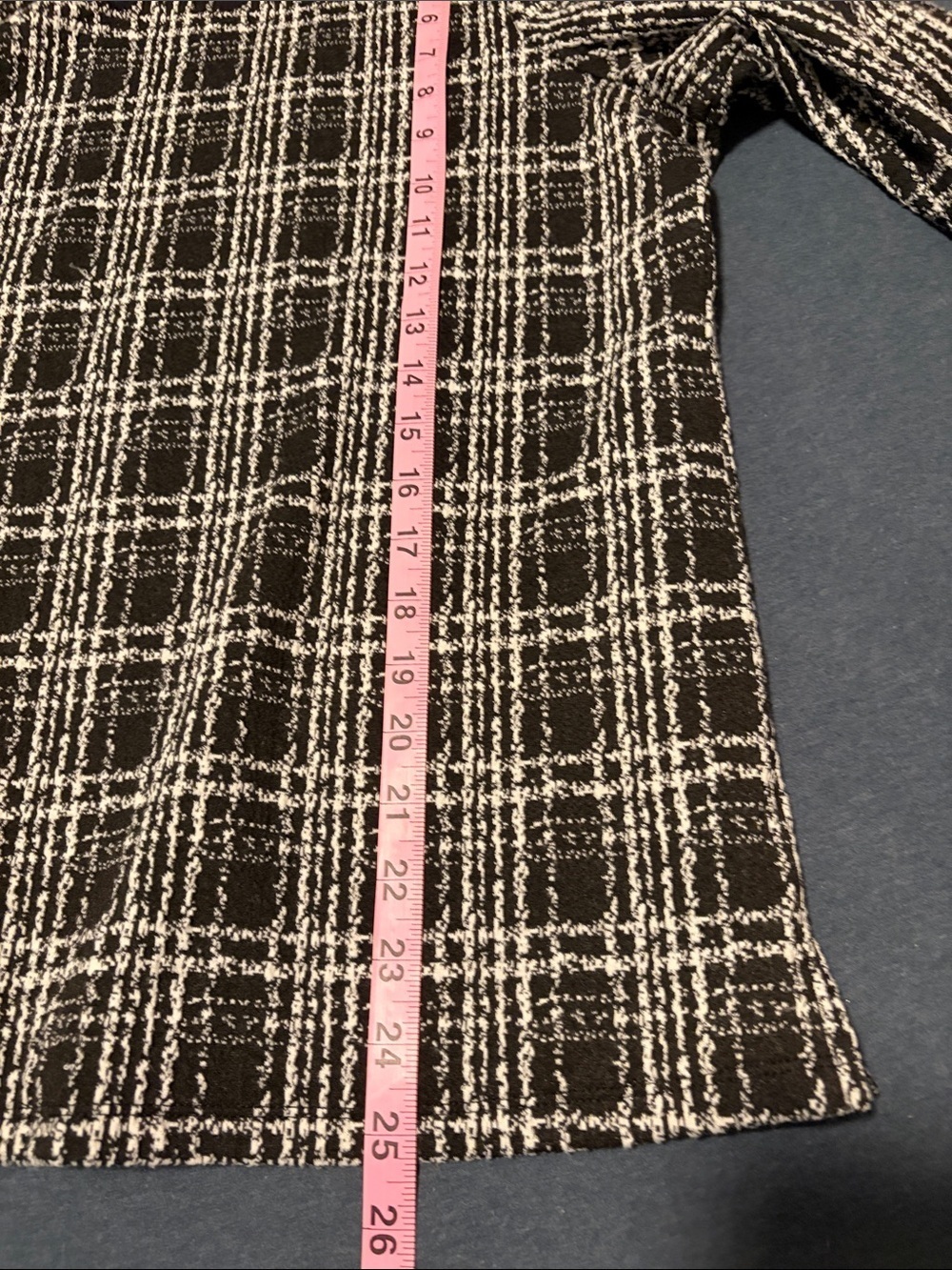 Investments Black and White Plaid Knit Tunic - Picture 6 of 6